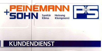 Das Fahrzeug trägt das Logo von Peinemann + Sohn, einem Dienstleister für Sanitär, Klima und Heizung.