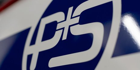 Ein naher Blick auf ein modernes Logo in Blau und Weiß, das klare Linien und eine dynamische Form aufweist.