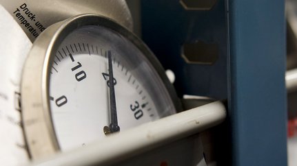 Ein Nahaufnahmebild eines Manometers, das den Druck anzeigt, mit einer Skala von 0 bis 30 und einem klaren Ziffernblatt.