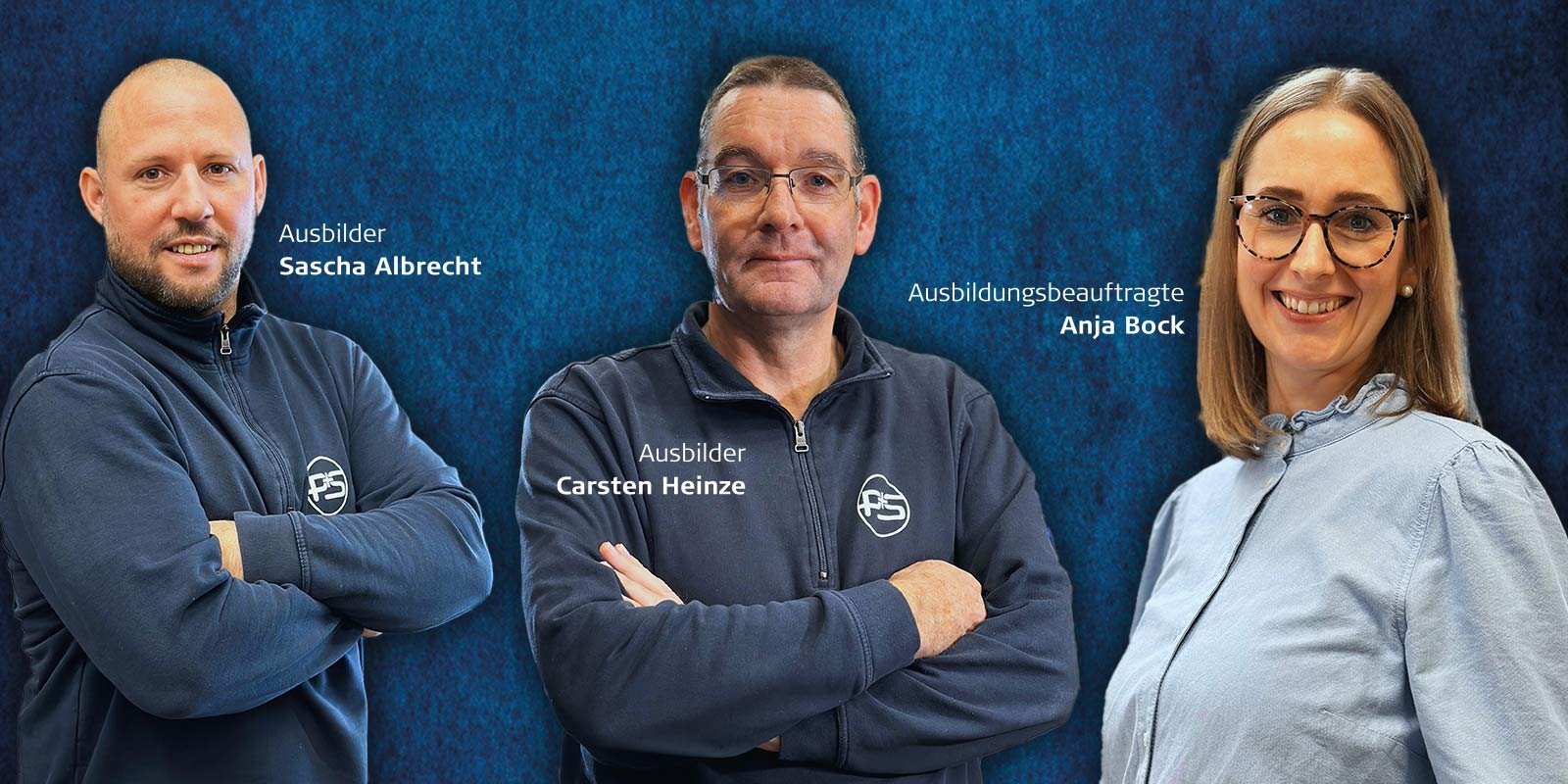 Drei Personen stehen vor einem blauen Hintergrund, lächeln und präsentieren sich als Ausbilder und Ausbildungsbeauftragte.