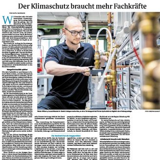 In einem modernen Laborumfeld überprüft ein Fachmann die Komponenten einer Heizungsanlage mit präzisen Werkzeugen.