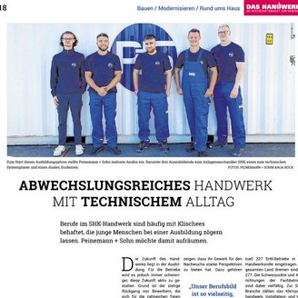 Fünf junge Männer in blauen Arbeitsanzügen stehen lächelnd vor einem hellen Hintergrund, bereit für ihre Ausbildung im SHK-Handwerk.