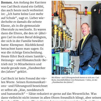 Carl Bock, gekleidet in einem Anzug, steht neben Heizungsanlagen und zeigt seine Leidenschaft für die Sanitär- und Klimatechnik.